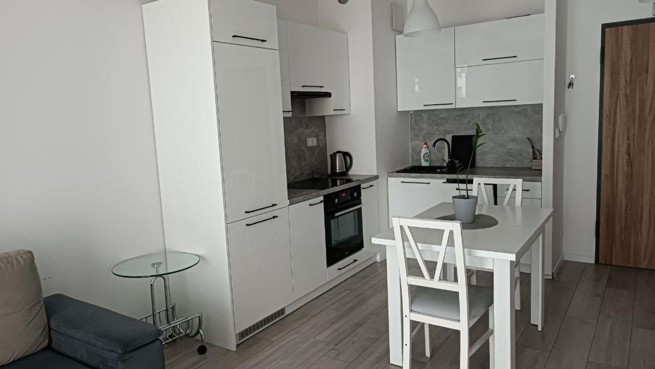Apartment Z Ogrodkiem Na Warszawskiej Woli Varsóvia Exterior foto